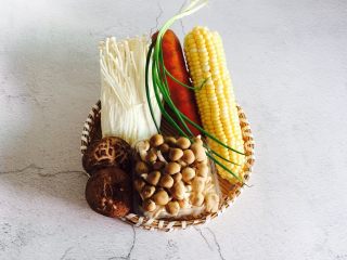 1、低脂菌菇汤,准备好食材