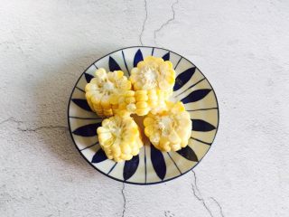 2、低脂菌菇汤,玉米洗净切成小段