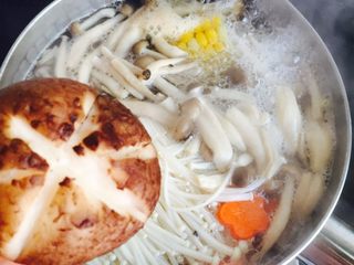 11、低脂菌菇汤,放入洗干净的新鲜香菇