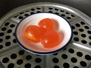 2、咸蛋黄虾仁,咸蛋黄蒸熟