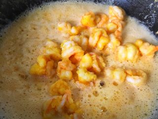 13、咸蛋黄虾仁,放入虾仁翻炒均匀