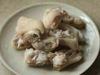 1、黄豆焖猪蹄,猪蹄对半切后斩块，洗净冷水下锅煮开， 焯烫片刻，过凉水洗净。