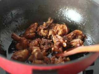 5、黄豆焖猪蹄,依口味添加少许盐，加入老抽翻炒上色，出锅撒少许葱段即可。