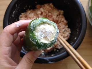 7、酿青椒,将调拌好的肉馅填入青椒内，并在封口处沾上淀粉（如图）