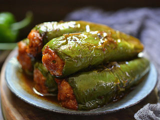 11、酿青椒,盛入盘中，上桌开吃