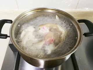 2、香菜皮冻,肉皮放入锅中烧开继续小火烧二十分钟