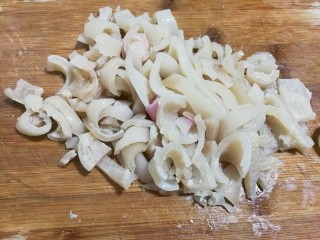 4、香菜皮冻,切成细条