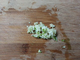 12、香菜皮冻,蒜瓣剥去皮剁成蒜泥