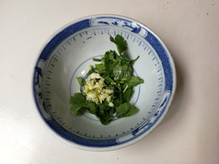 13、香菜皮冻,取小碗放入香菜，蒜泥