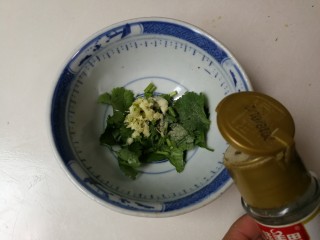 14、香菜皮冻,放入白胡椒粉