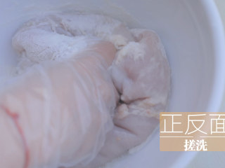 1、冬日里的猪肚鸡暖锅「厨娘物语」,1个猪肚加入2g盐、10ml白醋、30g面粉正反面搓洗干净。（这个方法可以将猪肚洗的更干净~觉得猪肚还是有些黏黏的可以再洗一遍）