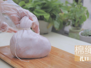 5、冬日里的猪肚鸡暖锅「厨娘物语」,准备1只童子鸡，在鸡腹中塞入3片姜，把鸡放入猪肚中，用棉绳扎紧口子(鸡可以买小一些的，我用的大概在900g左右）tips：在煮的过程中，猪肚会收缩，所以在扎口的时候要留一些空间，也可以用牙签来固定封口）