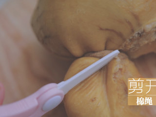 12、冬日里的猪肚鸡暖锅「厨娘物语」,煮好后取出猪肚鸡，划开猪肚，取出煮好的鸡。将猪肚切条，鸡切块。