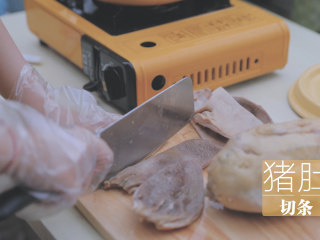 14、冬日里的猪肚鸡暖锅「厨娘物语」,煮好后取出猪肚鸡，划开猪肚，取出煮好的鸡。将猪肚切条，鸡切块。