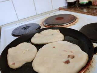 11、洛氏新煮义--香菇牛肉馅饼,热锅热油下饼