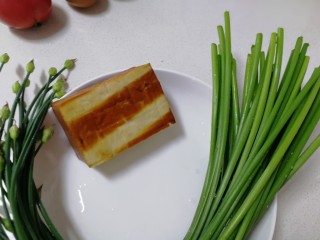 1、韭苔炒香干,韭苔一把，香干一块，洗干净。