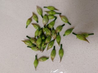 2、韭苔炒香干,摘掉花苞（未开放的韭菜花）