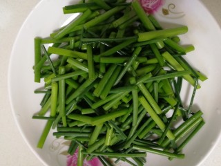 3、韭苔炒香干,切段。