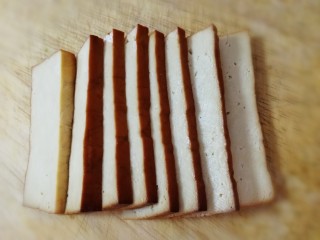 4、韭苔炒香干,香干切片。