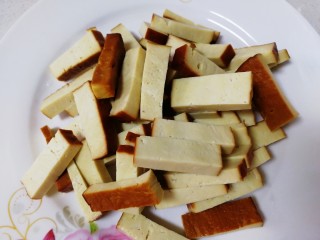 5、韭苔炒香干,切条。