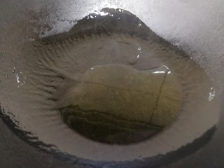 6、韭苔炒香干,热锅倒入适量油。