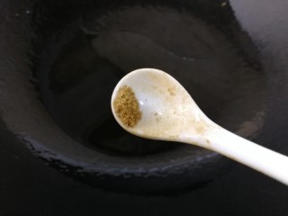 7、韭苔炒香干,油微热，放入适量十三香。