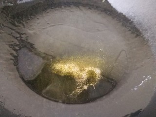 8、韭苔炒香干,小火炸出香味。