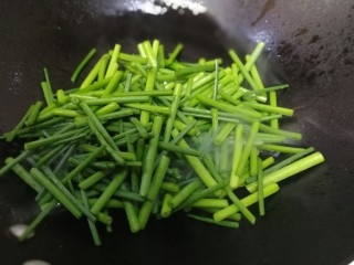 9、韭苔炒香干,放入韭苔。