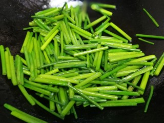 10、韭苔炒香干,文火炒匀。