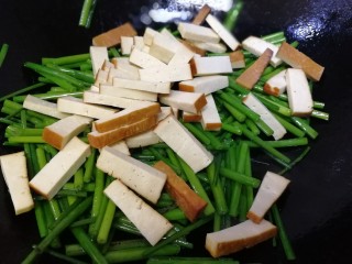 11、韭苔炒香干,放入香干，放一勺生抽炒匀。
