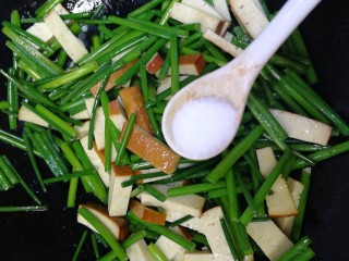 12、韭苔炒香干,洒一小勺盐，大火炒匀即可。