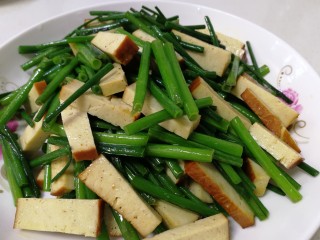 13、韭苔炒香干,味美又下饭。