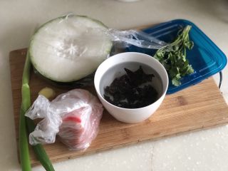 1、点翠清汤白玉丸➕木耳冬瓜丸子汤,食材合照：冬瓜一块约300g，猪腿肉或五花肉一块约180g，干木耳数朵温水泡发，小葱一根，姜一小块，香菜一颗