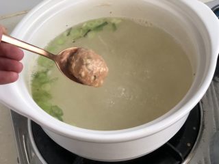 22、点翠清汤白玉丸➕木耳冬瓜丸子汤,转成小火，开始下丸子了，随大家喜好，是用手虎口捏还是用裱花袋还是用勺子摔打，都行