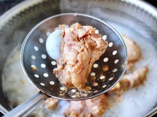 3、筒骨土豆胡萝卜汤,大火烧开后煮至筒骨没有血水即可捞出过冷水洗净备用。