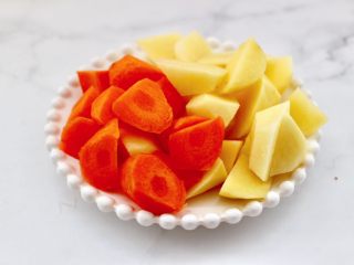 4、筒骨土豆胡萝卜汤,把土豆去皮后切滚刀块，胡萝卜洗净也切滚刀块。