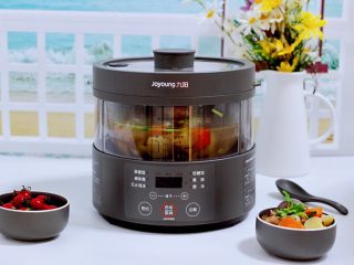 12、筒骨土豆胡萝卜汤,把煲好的汤，盛到碗里加开始享用吧。