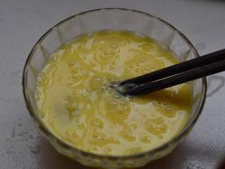 5、鸡蛋酸菜炒粉丝，酸香开胃特别好吃,鸡蛋打散，加一点儿水拌均匀。加一点儿水，炒出来的蛋更嫩。