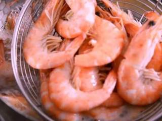 1、春节做这道菜保你有面子，麻辣鲜香上桌就扫光——麻辣虾,将虾冷水下锅，大火烧开汆透