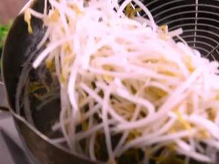 3、春节做这道菜保你有面子，麻辣鲜香上桌就扫光——麻辣虾,绿豆芽汆熟，滤水备用