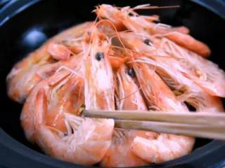 4、春节做这道菜保你有面子，麻辣鲜香上桌就扫光——麻辣虾,将绿豆芽摆盘，虾置于四周