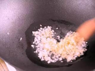 5、春节做这道菜保你有面子，麻辣鲜香上桌就扫光——麻辣虾,起油锅，下姜蒜末炒香