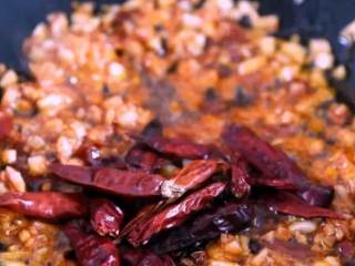 6、春节做这道菜保你有面子，麻辣鲜香上桌就扫光——麻辣虾,下豆瓣酱炒匀，再倒入花椒、干辣椒，炒出香气