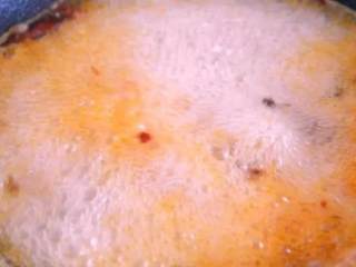 7、春节做这道菜保你有面子，麻辣鲜香上桌就扫光——麻辣虾,.加入高汤，煮沸