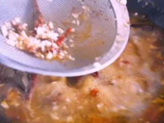 8、春节做这道菜保你有面子，麻辣鲜香上桌就扫光——麻辣虾,.关火，用密漏滤渣