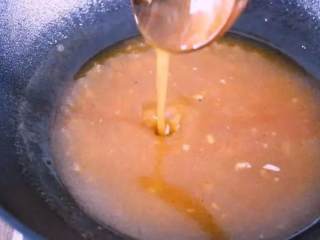 9、春节做这道菜保你有面子，麻辣鲜香上桌就扫光——麻辣虾,开小火，加入盐，勾芡