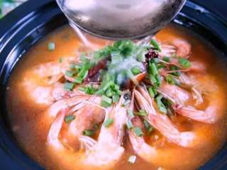 10、春节做这道菜保你有面子，麻辣鲜香上桌就扫光——麻辣虾,将汤淋到装盘的虾中