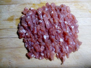 1、豆角焖肉饼,肉切成细粒。