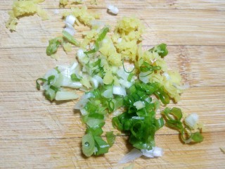 2、豆角焖肉饼,葱姜切碎。