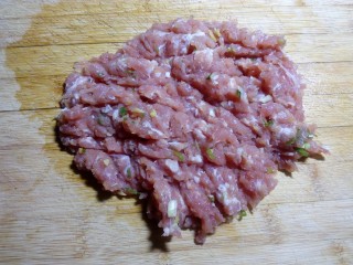 3、豆角焖肉饼,加入到肉中,慢慢剁成茸。